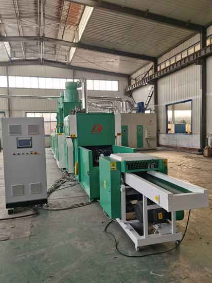 Automatischer Lappen, der alte Kleidung zerreißt, Stoff, Kleidungsstücke, Abfälle, Baumwolle, Textilgarn, Fasern, Öffnung, Schneiden, Reinigung, Abfall, Recycling, Recyclingmaschine